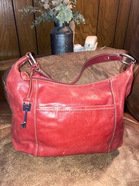 FOSSIL VINTAGE Red Leather Shoulder Bag - Classic Women's Hobo. With key charm